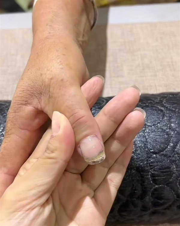 诚信优配 大爷大妈组团贴美甲只为摘豆角 店主：很多是免费制作，希望推广_大皖新闻 | 安徽网